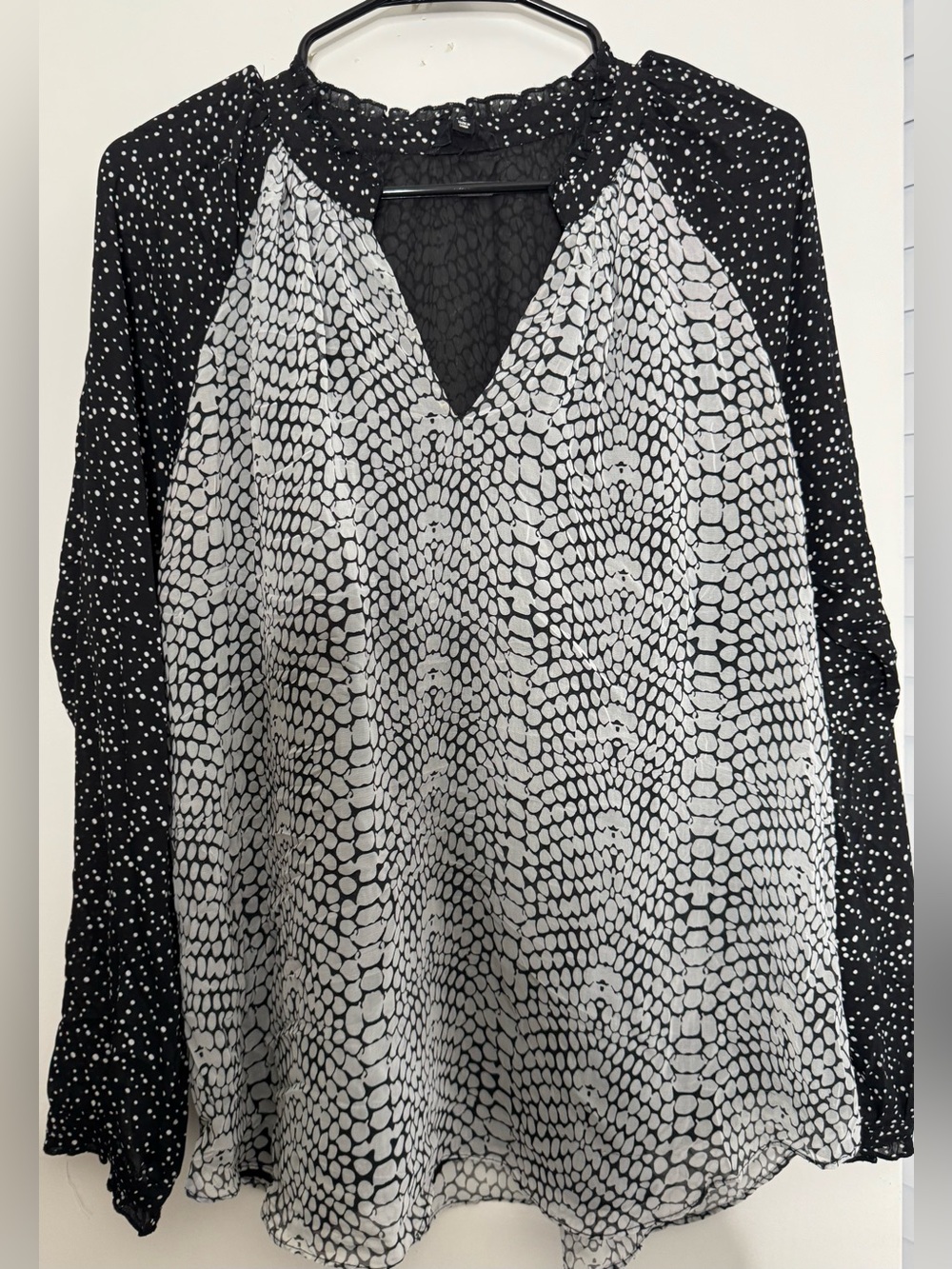 Fate Black & White Mixed Print V-Neck Blouse long sleeve size large